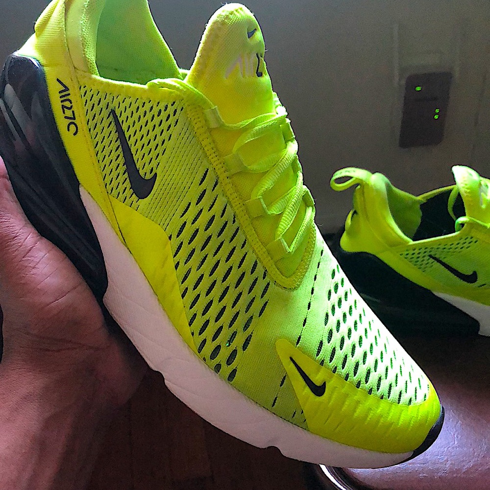 Neon AIR MAX 27O  great condition sz 9 1/2